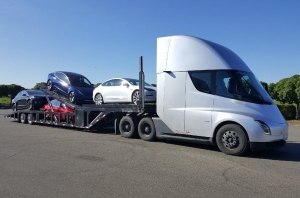 Tesla испытывает свой электрогрузовик, доставляя электрокары покупателям