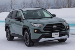 В Японии Toyota RAV4 научилась вызывать пассажирам вертолет