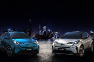 Toyota привезла в Шанхай сразу две электрические версии модели C-HR